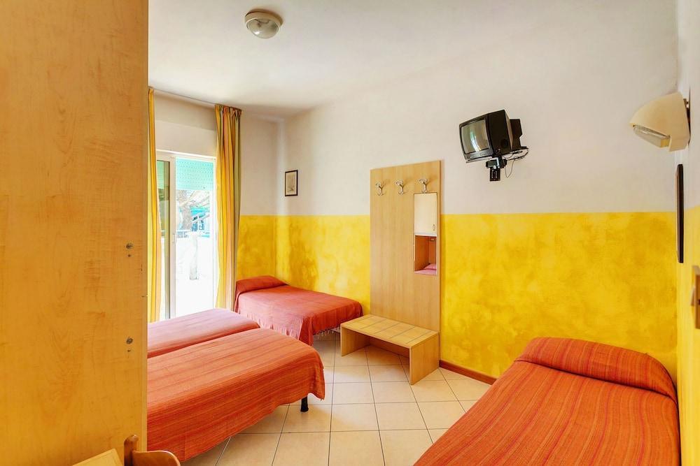 לידו די ג'סולו Hotel Canova מראה חיצוני תמונה