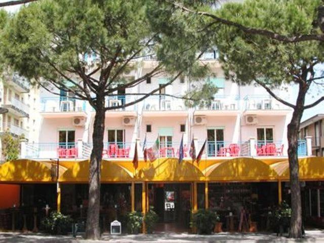 לידו די ג'סולו Hotel Canova מראה חיצוני תמונה