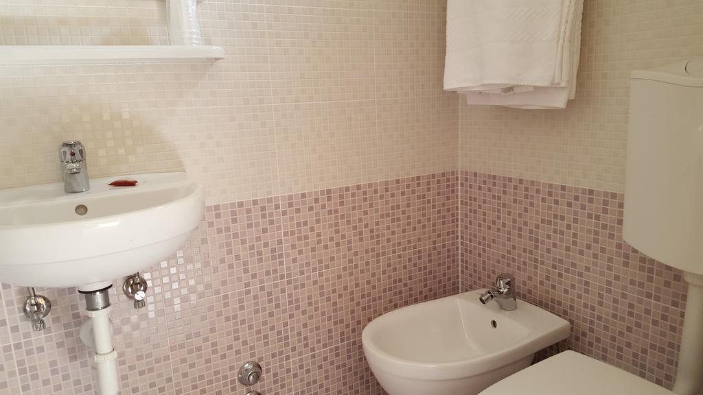 לידו די ג'סולו Hotel Canova מראה חיצוני תמונה