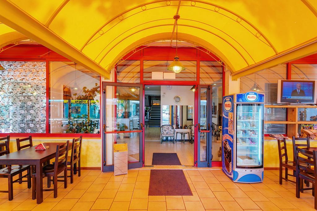לידו די ג'סולו Hotel Canova מראה חיצוני תמונה