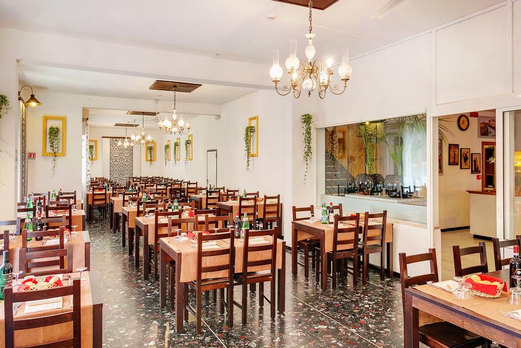 לידו די ג'סולו Hotel Canova מראה חיצוני תמונה